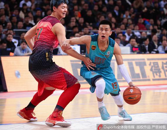 一名被贴上 一名被贴上